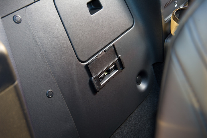 電動開閉機構に追いやられてか、ソフトトップ車では助手席の後ろに備わっていたETC車載器が、「RF」では運転席の後ろに移されている。