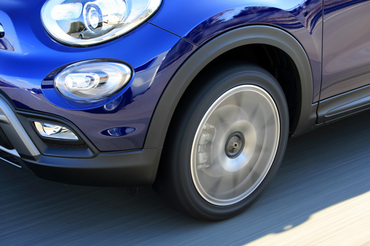 取材日の天気は見事な晴天。ドライ路面でのハイウェイクルーズでは、「ベクター4シーズンズ ハイブリッド」はサマータイヤと変わらない走りを披露する。