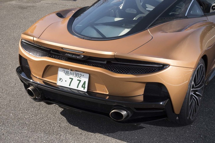 有機的な曲面が印象的なリアまわり。やや高めの位置からエキゾーストパイプが顔をのぞかせる。