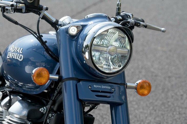 帽子のひさしを思わせるキャスケットを備えたLEDヘッドランプ。ナセルの左右に備わるパイロットランプ「タイガーアイ」ともども、ロイヤルエンフィールド伝統の意匠だ。