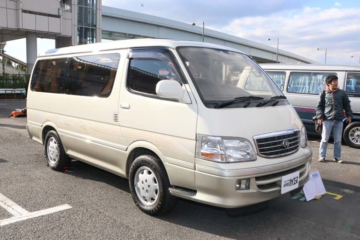 1989年に発売された4代目「トヨタ・ハイエース」は、象徴的だった高級仕様のワゴンモデルを展示。各部に専用デザインを取り入れた内外装とハイエース本来の堅牢（けんろう）な作りが支持され、高級ワンボックスの主役として活躍。これが現在の「アルファード／ヴェルファイア」の流れへとつながった。