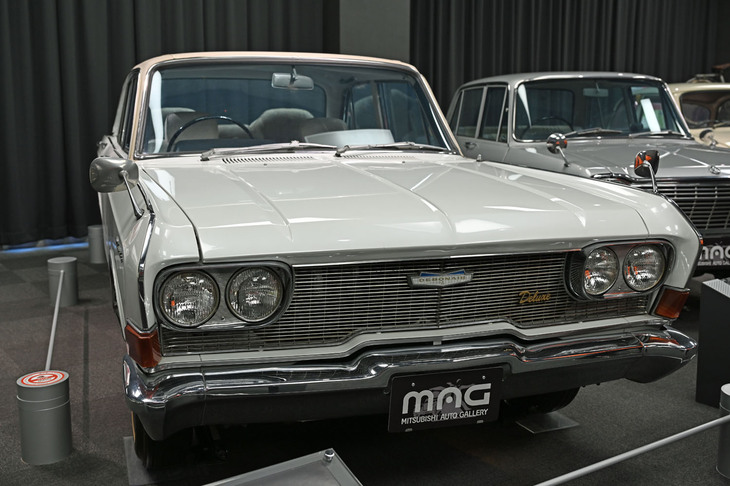 希少なクルマを収蔵したオートギャラリー見学より。22年間製造された「デボネア デラックス」。