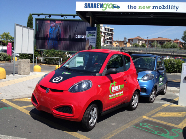 EVのある風景その2。ピサ市が導入したカーシェアリング。車両は、モデナ企業と中国メーカーとのジョイントベンチャーによる「イカロ」。