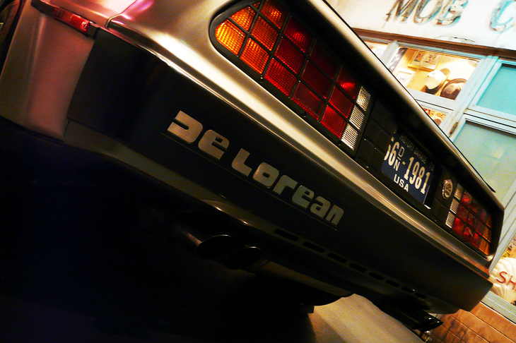 デロリアンがそれまでのキャリアを捨ててまで具現を夢見たスポーツカー「デロリアンDMC-12」だが、さまざまなトラブルに見舞われ、わずか1年で生産は打ち切られることとなった。