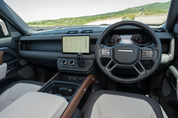 充実した装備も「ディフェンダー130」の特徴。インフォテインメントシステムやエアサスペンション、「空気清浄システムプラス」などが標準で備わっている。