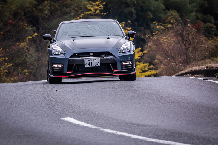 「GT-R NISMO」の予約注文においては99％が「スペシャルエディション」で占められ、ボディーカラーは約半数の車両で、今回の試乗車両と同じNISMO専用の新色「NISMOステルスグレー」が選択されたという。