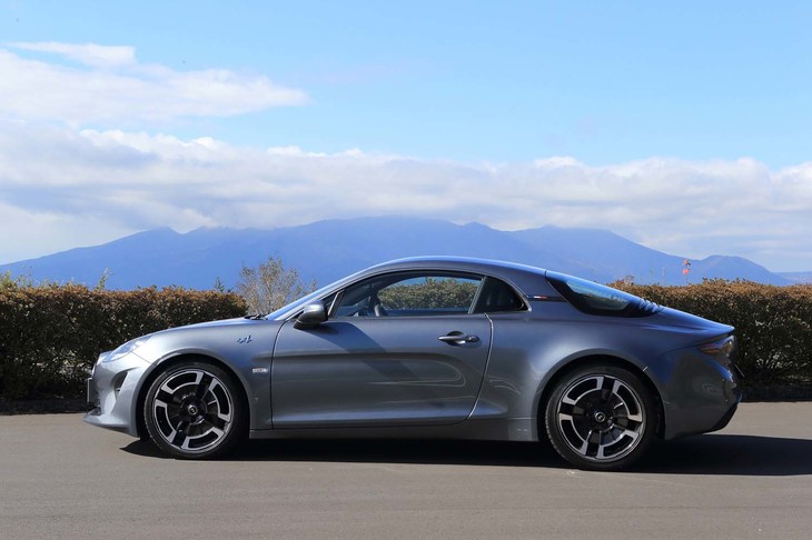 新型「A110」はMRの駆動方式を採用することで、オリジナルA110のような流麗なシルエットを実現している。空気抵抗係数は0.32。