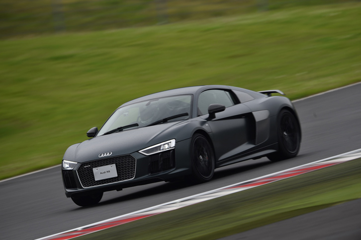 上級グレードの「R8 V10プラス クーペ 5.2 FSIクワトロ」。動力性能は、0-100km/h加速が3.2秒、最高速が330km/hと公表されている。