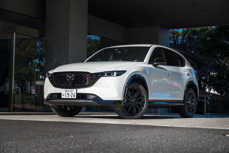 光沢のあるブラックの装飾パーツが目を引く「スポーツアピアランス」。SUVにもスポーツカーの趣を求めるオーナー層を想定したモデルだ。