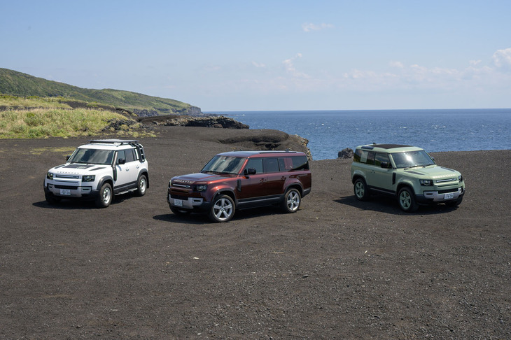 三宅島の新鼻新山にて、写真向かって左から「ディフェンダー110／130／90」。文中で記者は「東京に帰りたくない」などと言っていたが、三宅島も所属は東京都である。