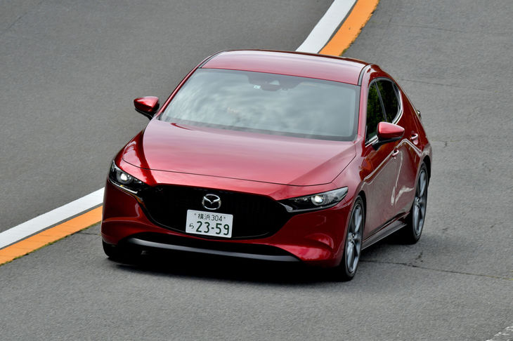 
	【マツダ3ファストバックXD Lパッケージのスペック】
	ボディーサイズ：全長×全幅×全高＝4460×1795×1440mm／ホイールベース：2725mm／車重：1470kg／駆動方式：4WD／エンジン：1.8リッター直4 DOHC 16バルブ ディーゼル ターボ／トランスミッション：6段AT／最高出力：116PS（85kW）/4000rpm／最大トルク：270N・m（27.5kgf・m）/1600-2600rpm／タイヤ：（前）215/45R18 89W／（後）215/45R18 89W（トーヨー・プロクセスR51A）／燃費：18.8km/リッター（WLTCモード）／価格：315万1200円
	