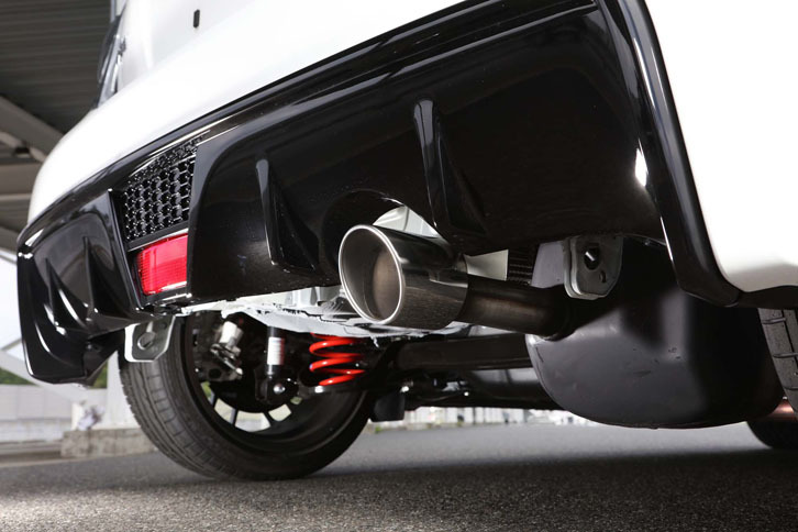 「ヴィッツ“GRMN”」のリアエンド。専用チューンのサスペンションやマフラーが顔をのぞかせる。写真はプロトタイプ。