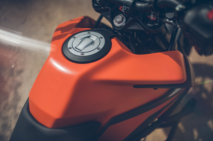 燃料タンクの容量は14.5リッター。WLTCモードで3.37リッター/100kmという燃費性能を参考にすると、その行動範囲は約430kmにおよぶ。