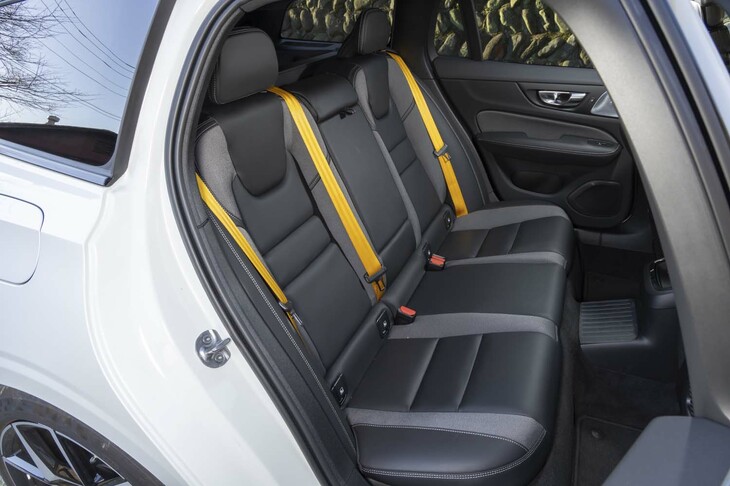 背もたれを倒したときにフラットになるため、後席は少し平板なつくりだ。運転席からのスイッチ操作でヘッドレストを倒して後方視界を確保できるようになっている。