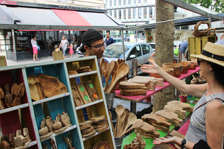 ワリッドさんの屋台に外国人観光客がやってきた。値切り攻勢に苦戦しているもよう。