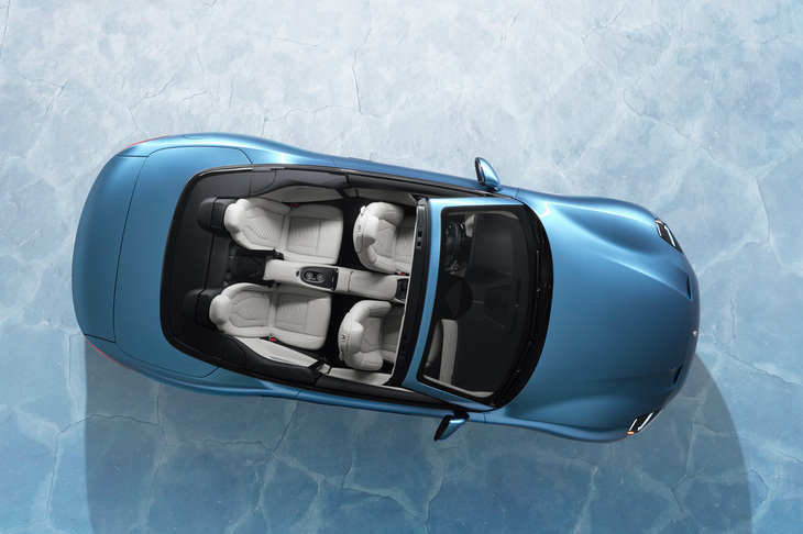 「グランカブリオ トロフェオ“ONE of ONE–THE I.C.E.”」は3層構造の「アイスリキッドトライコート」と呼ばれる専用ボディーカラーをまとう。