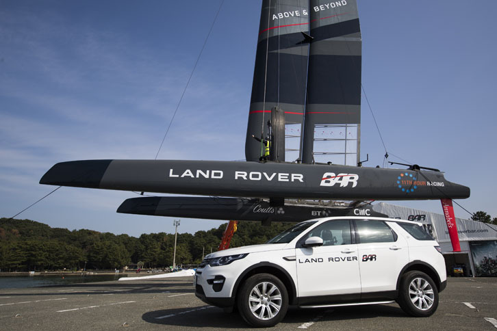 ボートの全長は13.45m。骨格はアルミ、ボディーパネルはカーボンファイバー製で重量は1320kg。