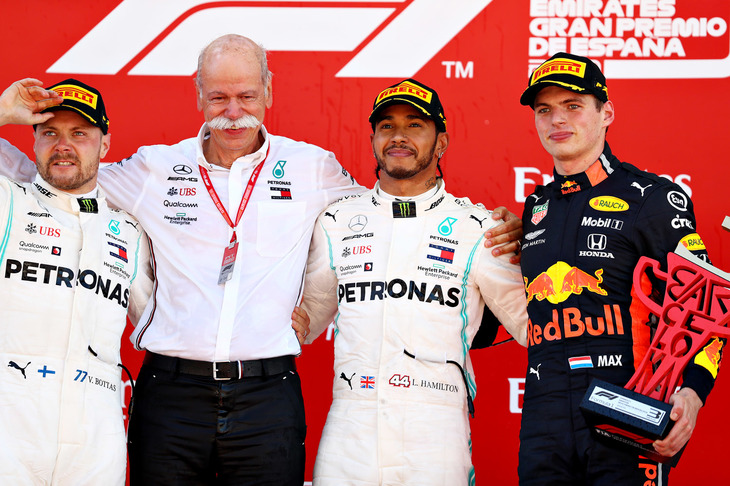 F1第5戦スペインGPを制したメルセデスのルイス・ハミルトン（写真右から2番目）、2位に入ったメルセデスのバルテリ・ボッタス（同左端）、3位でレースを終えたレッドブルのマックス・フェルスタッペン（同右端）。（Photo=Red Bull Racing）