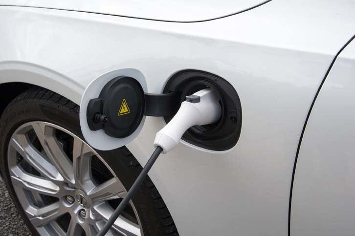 バッテリーの充電ソケットはボディー左側、フロントフェンダーの後ろに設置される。急速充電には対応していない。