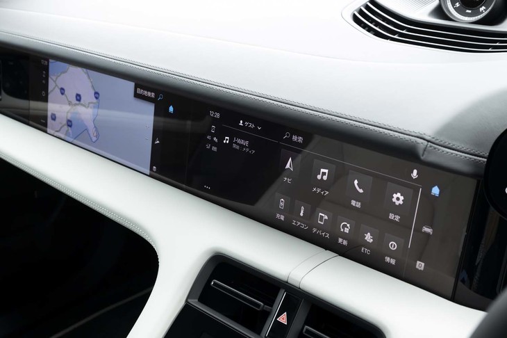 インストゥルメントパネル上に並んだ液晶モニターは、最新のEVであることを印象づける。