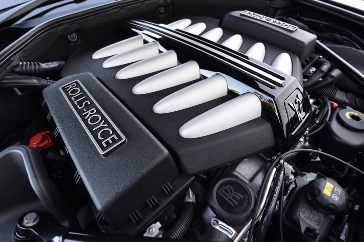 ２つのターボで過給される6.6リッター12気筒エンジン。870Nmの最大トルクを1700rpmの低回転域から発生する。