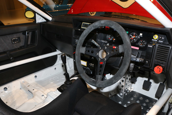 軽量化のため、インテリアではダッシュボードとドアパネルを残し、内張りがすっかり剥がされている。