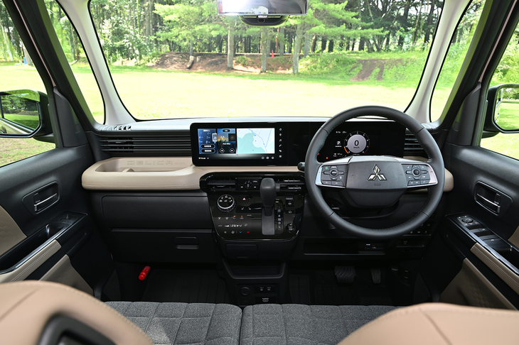 内装の質感は先代モデルとは大違い。ダッシュボードのベージュの部分は革のような質感になっており、ステッチ調の加工までしてある。