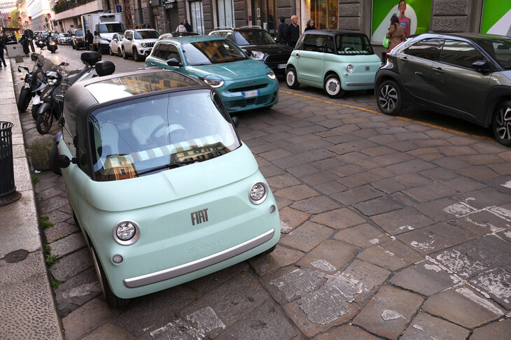 ブレラ地区で。この街では視野のなかに「トポリーノ」2台が収まっていることも珍しくない。