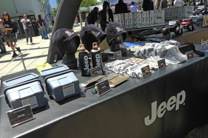 アパレル類や、コンテナやウオーターボトルといったレジャーグッズも並べられていた。