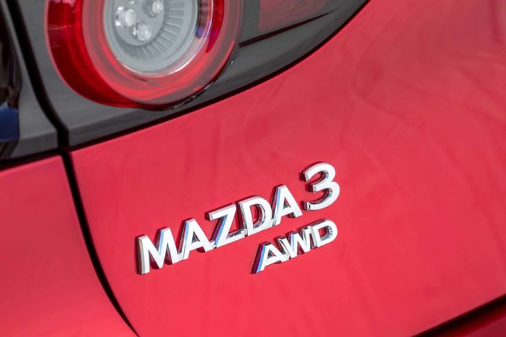 これが初採用の技術でありながら、幅広い仕様で選択可能な点も「スカイアクティブX」の特徴。セダン／ハッチバック、AT／MT、FF／4WDのいずれの仕様にも同エンジンが用意される。