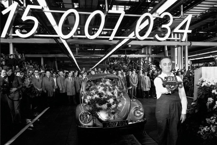 世界的なベストセラーとなった「フォルクスワーゲン・タイプI」。最終的には2152万9464台が生産された。写真は1972年に「T型フォード」の累計生産台数を突破した際の、セレモニーの様子。