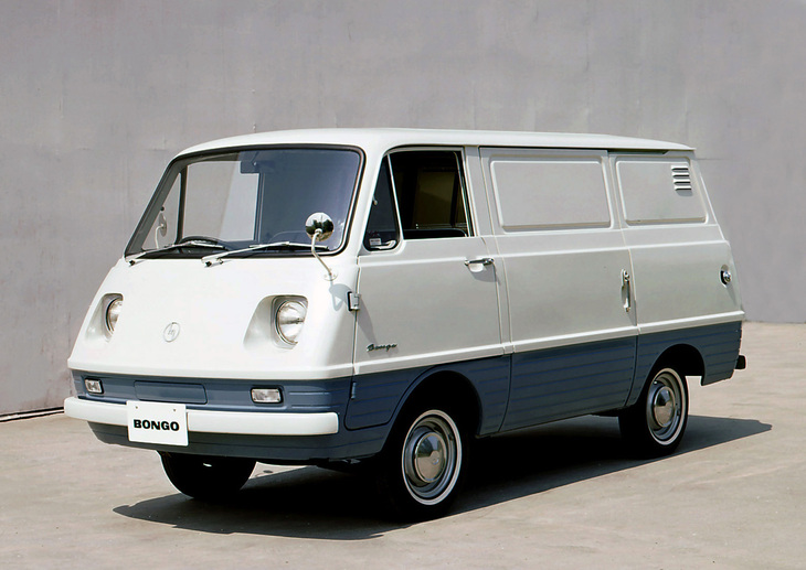 1966年デビューの初代「マツダ・ボンゴ」のルートバン（パネルバン）。初代ボンゴは「フォルクスワーゲン・タイプ2」に倣い、駆動方式はRRで4輪独立懸架を備えていた。