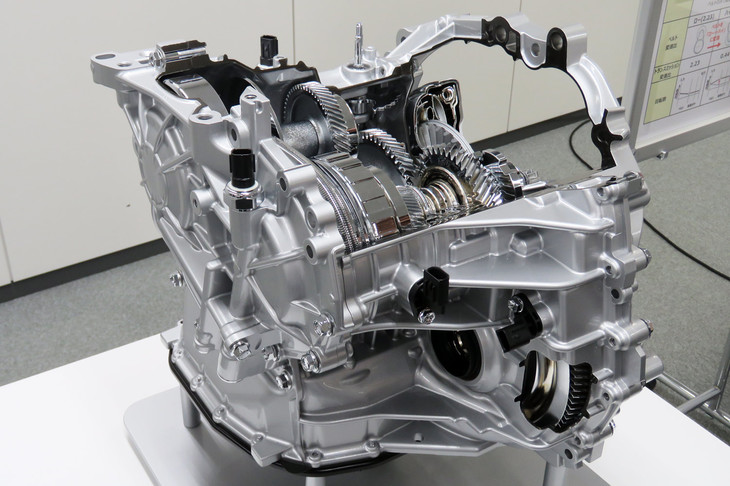 新開発の「デュアルモードCVT」。大きな変速比幅と中・高速域での伝達効率の高さが追求されている。