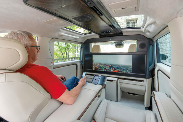 後席にはエンターテインメント用の48インチのスクリーン、シャンパンを冷やせる冷却コンパートメントなどを装備。上質な素材を使い、全体的に手の込んだ、細部まで丁寧な仕上げも、選ばれた2人の主賓の幸福に貢献している。