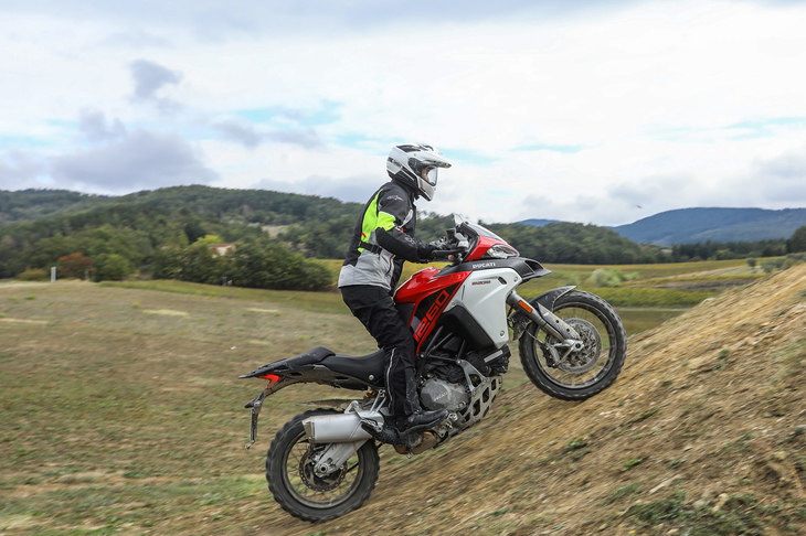 最新のエンデューロモデルらしくライディングをサポートする機能も充実。ウイリーコントロールやコーナリングABSなどに加え、坂道発進をアシストするビークルホールドコントロールも装備される。