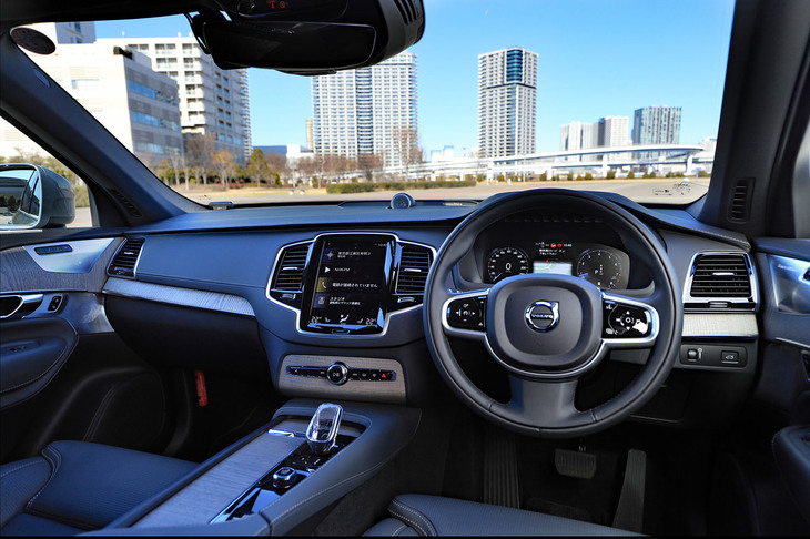 48Vマイルドハイブリッド機構が組み合わされた「XC90」のパワートレインは、非常に静粛。こうした場合、車内では相対的にロードノイズが目立つものだが、「ALENZA LX100」ではそれが気にならなかった。