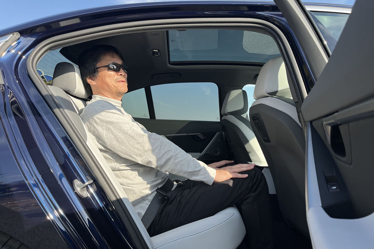 「3シリーズ」と同じエンジンの「5シリーズ」を買う人は、何を求めるのだろう。3じゃ狭すぎるのなら、いっそのこと国産ミニバンのほうがいいんじゃないか？