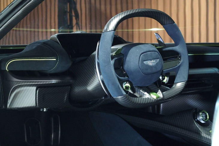 アストンマーティン・ヴァルハラ（ステアリングホイール）