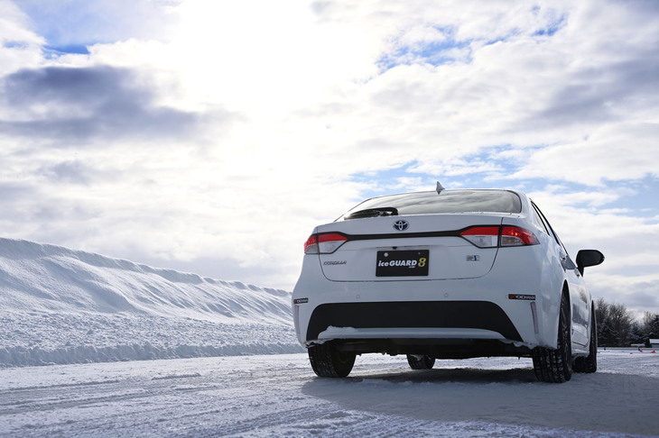「アイスガード7」と「アイスガード8」の比較試走では、アイスガード7を装着した車両でもさしたる不満はなかった。けれどもアイスガード8装着車では、スタート時のアクセルひと踏みの瞬間から、もはや「誰でも違いがわかる」というレベルでトラクション能力に差を感じた。