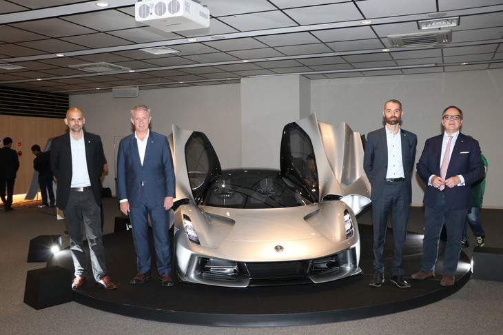 「ロータス・エヴァイヤ」と、英国から来日したロータスカーズの関係者。