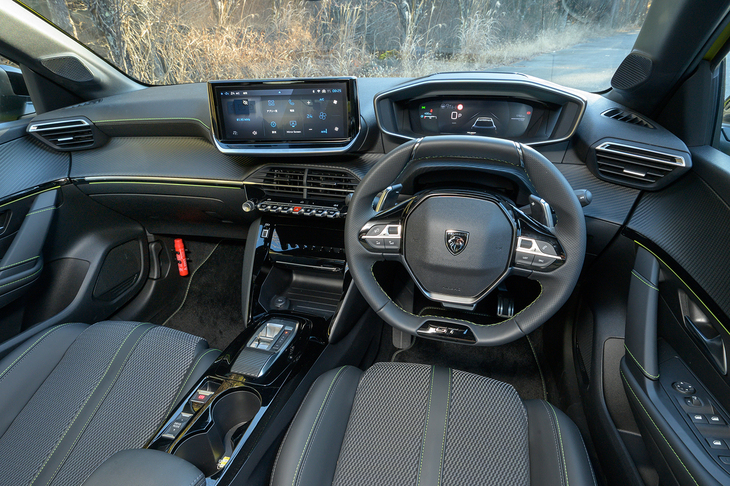 メーターをステアリングよりも上に据えたインストゥルメントパネルはプジョー独特のスタイル。全体を綾目織のカーボン調パネルとイエローのステッチでコーディネートしている。