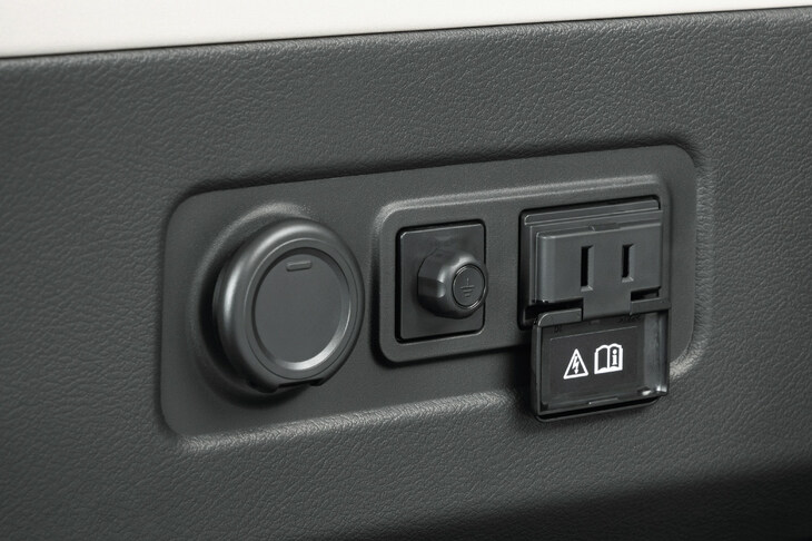 家電製品も動かせる100V・1500WのAC電源。「G」「G e-4ORCE」に標準で、その他のグレードにオプションで用意される。