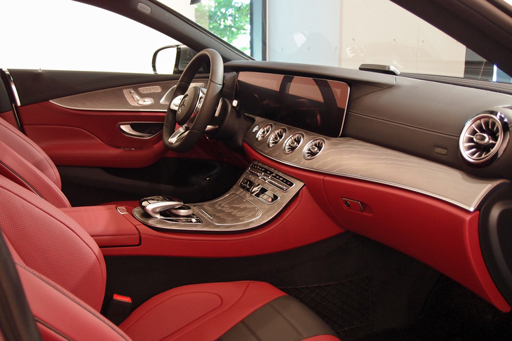 コックピット周辺部では、2つ並んだ12.3インチワイドディスプレイと、タービン型のエアアウトレットが目を引く。