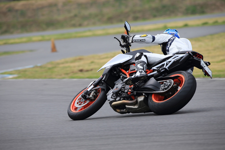 高い動力性能に加え、クルーズコントロールやスマートキー、ターンインジケーターのオートリセット機能などといった充実した装備も「1290スーパーデュークR」の特徴として挙げられる。