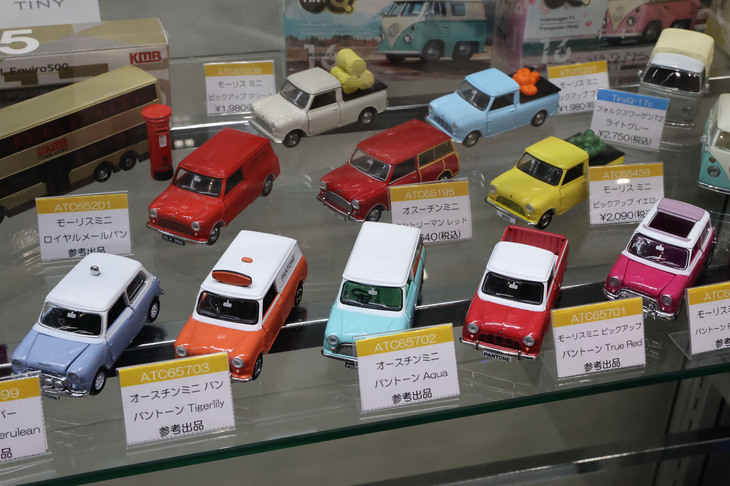 香港のブランドであるTINYのクラシック「Mini」のワゴン、バンと、ピックアップ。トミカ級の箱に合わせたノンスケールで、豊富なバリエーションがそろっていて楽しい。