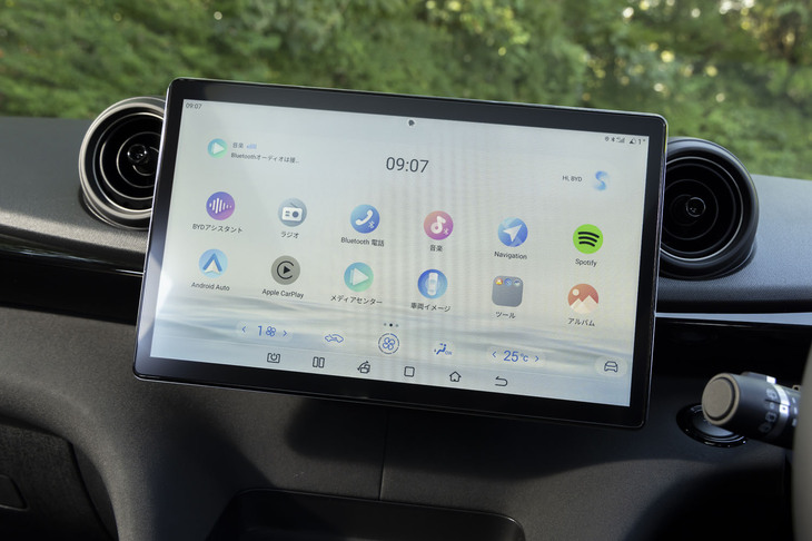 ダッシュ中央のタッチスクリーンのサイズは大きいほうの「iPad Pro」とほぼ同等の12.8インチ。輝度も精細感も十分なハイクオリティーなディスプレイだ。