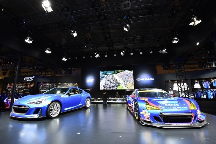 「STI Performance Concept」（左）と「SUBARU BRZ GT300 2016」。