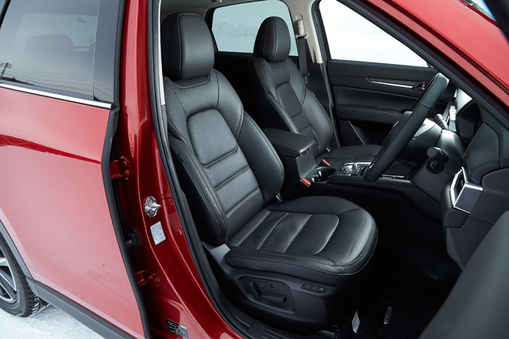 「Lパッケージ」に装備されるパーフォレーションレザーのシート。「ブラック」と「ピュアホワイト」の2色が用意される。