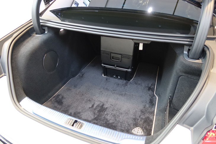 メルセデス・マイバッハS680エディションノーザンライツ（荷室）