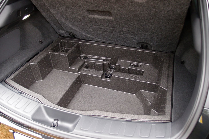 アンダーデッキの形状や容量は仕様によって異なり、最も大きな「UX200」で51リッター、最も狭い「UX250h」のFF・スペアタイヤ搭載車で4リッターとなっている。
	永福：「つまり、アンダーデッキを含むUXの荷室容量は、224～271リッターってこと？」
	ほった：「計算の上ではそうなりますね」